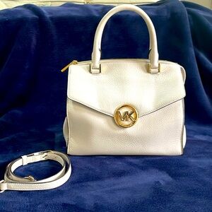 Ousting Michael kors shoulder bag.